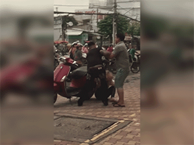 Phẫn nộ clip nam thanh niên thẳng chân đá vào đầu, đạp vào bụng bạn gái ngay giữa đường: 'Mày ngu thế, tao bảo không nghe'