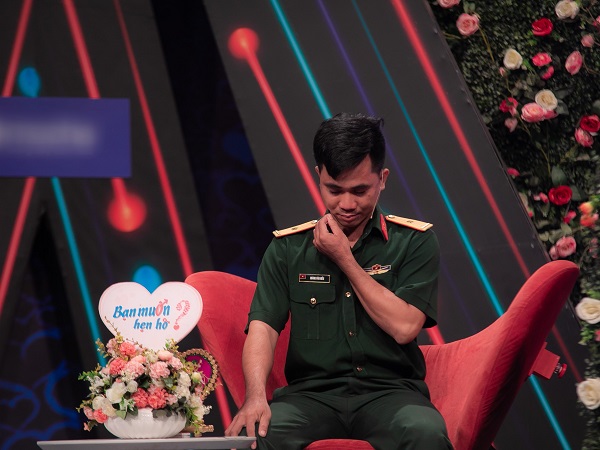 Nam Thư - Quyền Linh bối rối dỗ dành chàng Thiếu úy khóc như mưa vì gái trẻ ở 'Bạn muốn hẹn hò'