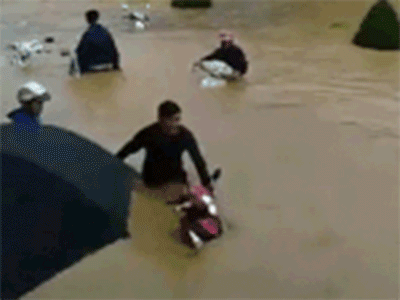 Video: Ngập lụt kinh hoàng ở Lào Cai, người dân lội nước 'cứu' hàng trăm xe máy