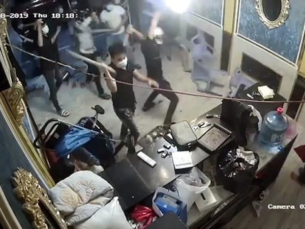 Giang hồ ngang nhiên đập phá, 'cuỗm' túi xách chứa 200 triệu đồng tại nhà hàng ở Sài Gòn
