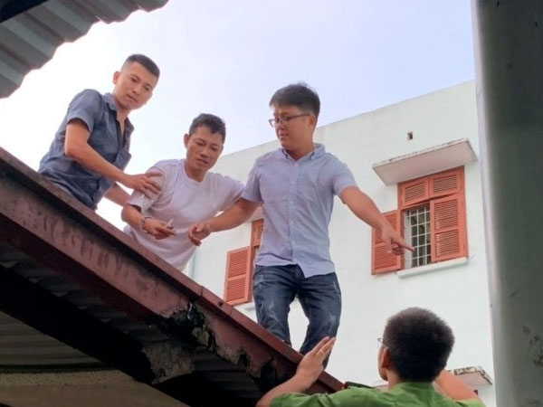 5 giờ giải cứu đối tượng nghi 'ngáo đá' trốn viện, nhảy múa trên nóc nhà