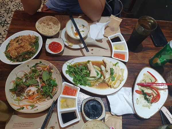 Đến quán cơm gà nổi tiếng, cô gái ăn mất ngon vì nhân viên nói năng thô tục nhưng cách xử lý lại gây tranh cãi