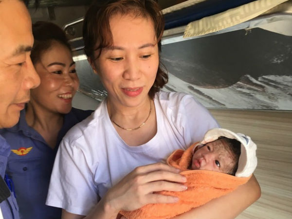 Nhân viên đường sắt Sài Gòn giúp đỡ nữ hành khách sinh con thành công trên tàu