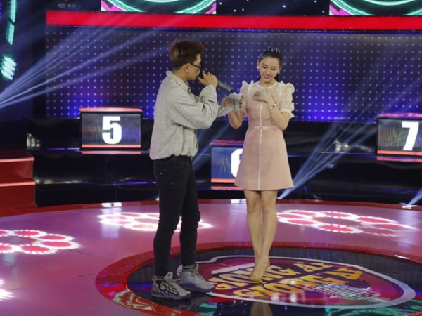 Giọng ải giọng ai: Trấn Thành 'nóng mặt' khi Hari Won song ca với trai đẹp