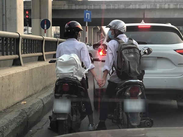 Khoảnh khắc đẹp: Cái nắm tay vội giữa đường của đôi bạn khiến dân mạng tha hồ vẽ ngôn tình