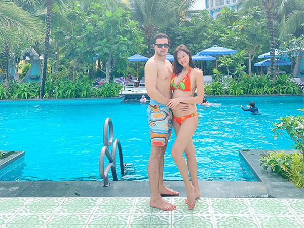 Siêu mẫu Phương Mai diện bikini khoe bụng bầu vượt mặt, hôn môi chồng tây đầy tình cảm