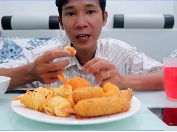 Lâm Vlog chuyên làm clip ăn uống đúng 12 giờ đêm: Thế mạnh của người khác là ngoại hình, thế mạnh của mình là sự khác lạ