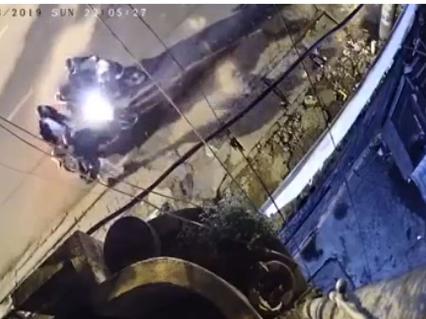 Clip: Cô gái nhanh trí thoát khỏi 2 đối tượng đi xe SH dùng dao để cướp tài sản giữa đêm ở Sài Gòn