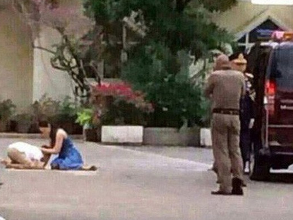 Hoàng tử Thái Lan từng quỳ lạy tiễn biệt mẹ giờ ra sao khi xuất hiện thêm hai người mẹ kế
