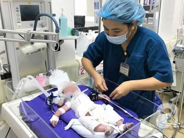 Quảng Ninh: Sản phụ 33 tuổi chết bất thường trước ngõ, bé gái được cứu từ bụng mẹ đang nguy kịch