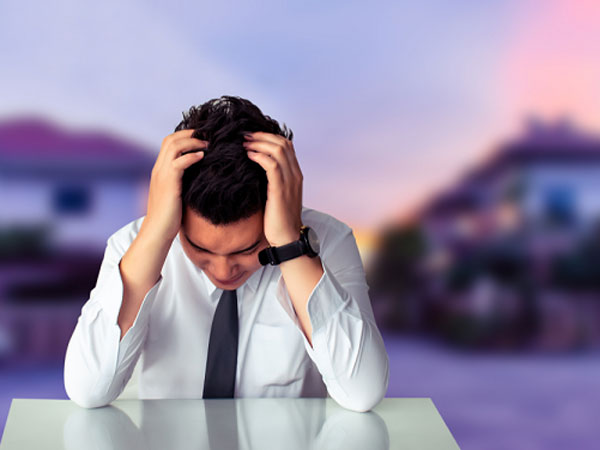 Chán nản bước vào phòng tân hôn, thế nhưng người đang ở trước mặt tôi lại không phải là cô gái tôi vừa đón rước về