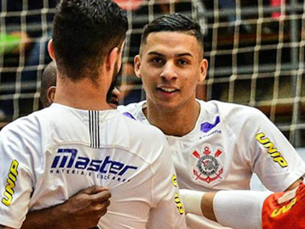 Cầu thủ Brazil bị bắn chết sau va chạm trong quán bar