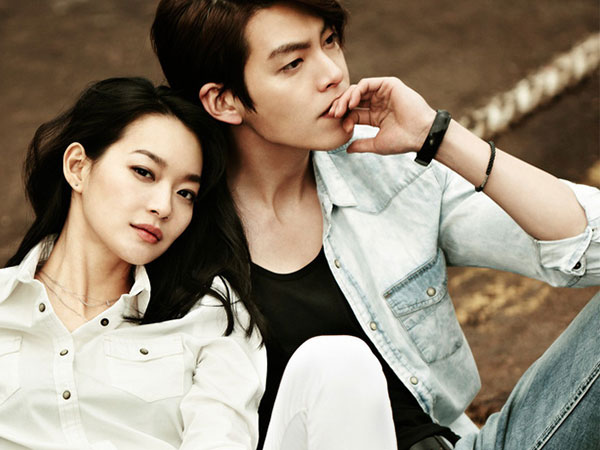 Sau thời gian dài im ắng, tài tử Kim Woo Bin gây sốt vì thể hiện tình cảm với Shin Min Ah mặc kệ trời nắng nóng