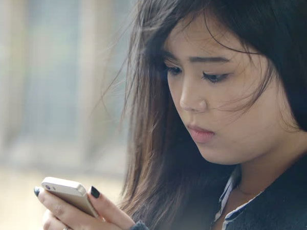 Nửa đêm nhận được điện thoại từ mẹ ruột nhưng tôi chán ngán bấm tắt máy, chồng ở bên cười nhạt mỉa mai một câu khiến tôi nhục nhã vô cùng