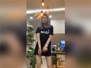 Rảnh rỗi không có gì làm, Nam Em lại gây hoang mang với clip nhảy cosplay em út BTS nhưng với phong cách 'điên dại' khó hiểu