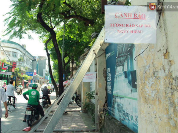 Hà Nội: Người dân vô tư ngồi bán hàng, trú nắng dưới bức tường rào sắp đổ sập của nhà khách La Thành