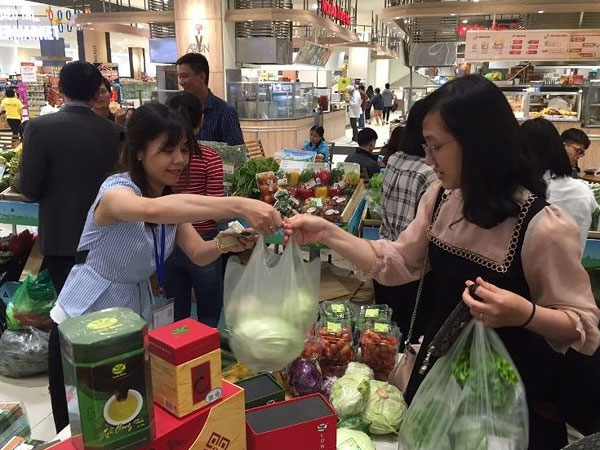 Lũ cuốn phăng nhà kính, rau Đà Lạt tăng đột biến
