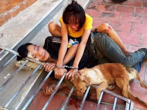 Cặp tình nhân trộm chó bị đánh hội đồng, xích cùng nhau bên tang vật