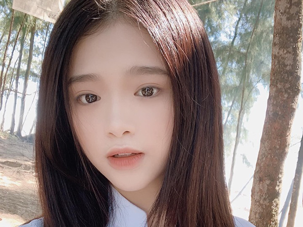 Bị chê bai ăn mặc như bà thím, Linh Ka  'dằn mặt' antifan cực khéo bằng cách mặc áo dài trắng thướt tha, nhẹ nhàng