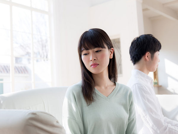 Có những hôm thấy vợ tắm lâu, tôi sốt ruột ngó qua khe cửa rồi kinh ngạc vô cùng khi thấy vợ đứng tần ngần chăm chú nhìn vào gương