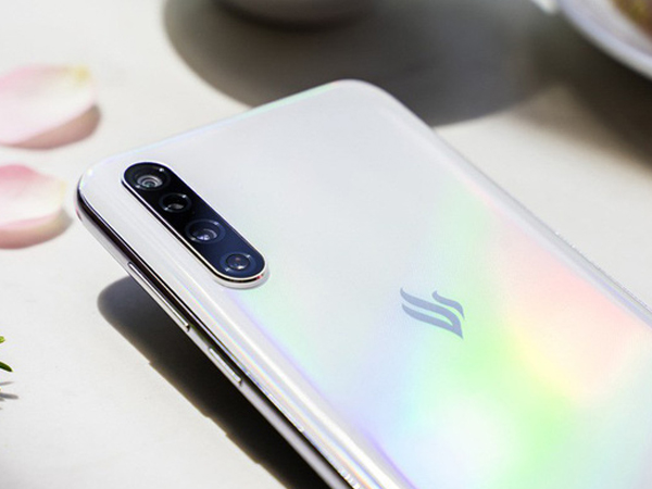 Giữa nghi vấn Vsmart Live 1 giống hàng Tàu, VinSmart đưa thông tin nóng: 'Chúng tôi sẽ là nhà thiết kế sản phẩm gốc cho các hãng thế giới từ tháng 4/2020'