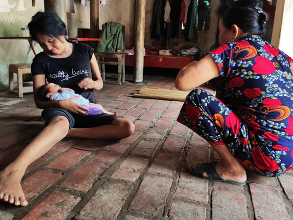 Xót cảnh 'người mẹ điên' ú ớ nằm dưới đất nhìn con gái 15 ngày tuổi không biết mặt bố là ai vì bị hiếp dâm