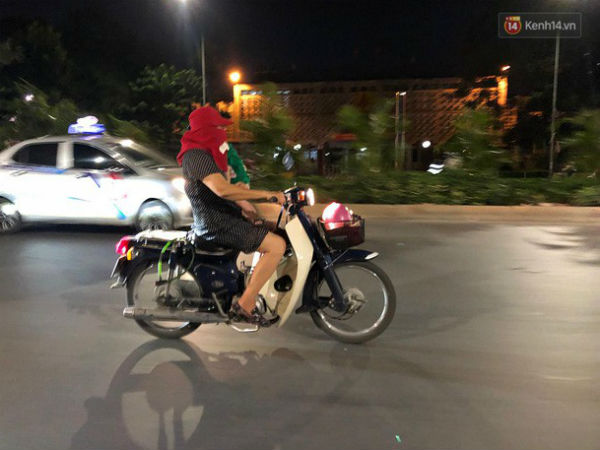 Thót tim nữ 'ninja' đi băng băng trên đường Hà Nội, 1 tay lái xe máy, 1 tay... bồng con nhỏ
