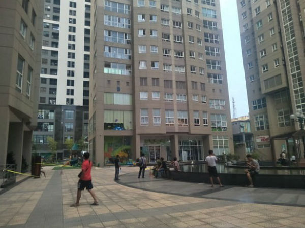 Hà Nội: Hoảng hồn phát hiện thi thể người lớn tuổi nghi rơi từ tầng cao của chung cư Vinaconex xuống đất