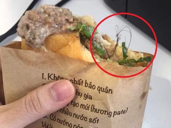 Thương hiệu bánh mỳ nổi tiếng Hà Nội bị tố mất vệ sinh, 'tặng kèm topping' lẫn trong pate là một... búi tóc