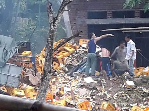 Thanh Hóa: Tai nạn kinh hoàng, xe tải chở bia tông vào cột bê tông khiến 2 người tử vong tại chỗ