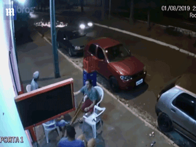 Video: Người đàn ông bị hất 'bay người' khi đang ngồi uống bia trên vỉa hè