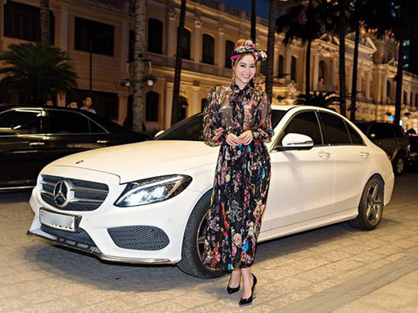 Giữa tin đồn hẹn hò, xe của Ninh Dương Lan Ngọc bỗng nhiên xuất hiện giữa hậu trường quay MV của Chi Dân