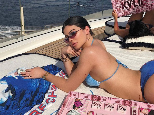 'Đại hội bikini' của Kylie: hở nhiều hay ít cũng phồn thực, ai ngắm đều phải sốc vì độ 'siêu to khổng lồ' của V1 và V3 của nàng tỷ phú