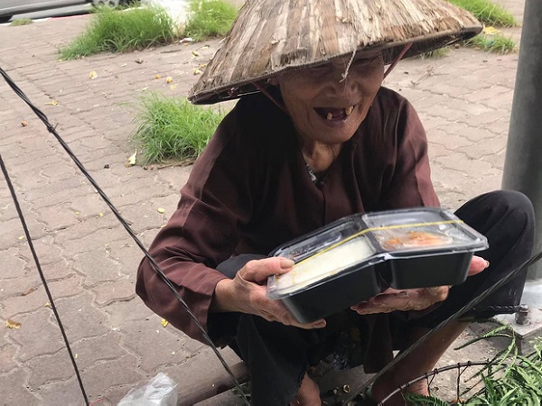 Bị 'thượng đế' bom 17 suất cơm gà gần 700k, shipper ngậm ngùi quay về rồi không ngần ngại chia sẻ 1 suất cho cụ bà bán rau bên đường