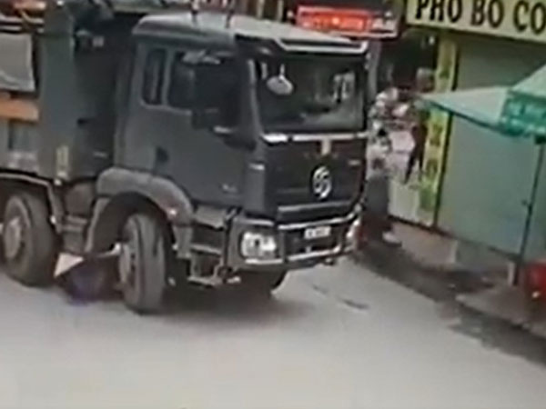 Clip thót tim: Người phụ nữ bị xe ben cán qua người nhưng may mắn sống sót