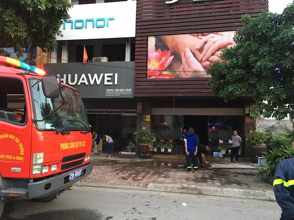 Hà Nội: Cháy quán massage, nhiều người hốt hoảng bỏ chạy