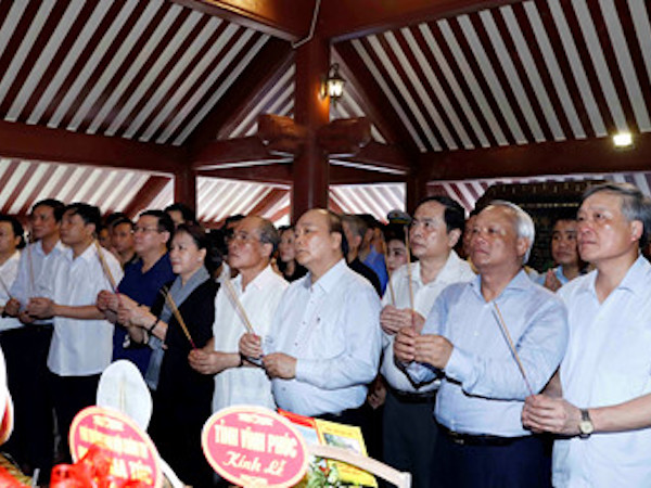 Thủ tướng và Chủ tịch Quốc hội dâng hương tưởng niệm Bác Hồ