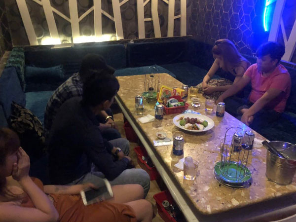 Tiếp viên ăn mặc hở hang phục vụ khách chơi ma tuý ở nhà hàng trung tâm Sài Gòn