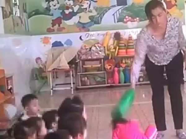 Từ những vụ đánh, nhốt trẻ vào tủ quần áo: Không yêu trẻ con đừng làm nghề nuôi dạy trẻ