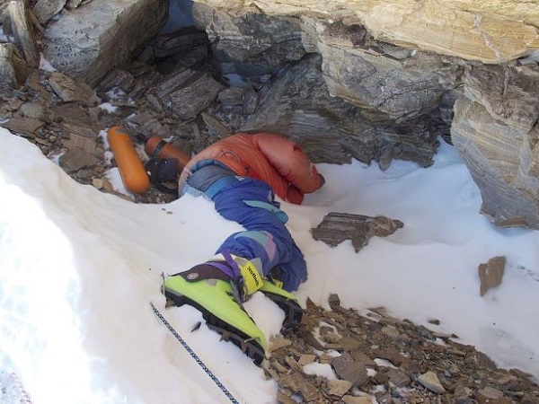 Vì sao thi thể nổi tiếng nhất đỉnh Everest không được chôn cất trong suốt 20 năm?