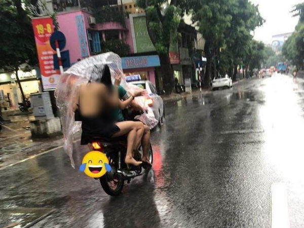 Cô gái mặc váy hở toàn bộ lưng, lộ phần nhạy cảm đi ra đường giữa trời mưa khiến dân mạng lắc đầu ngán ngẩm