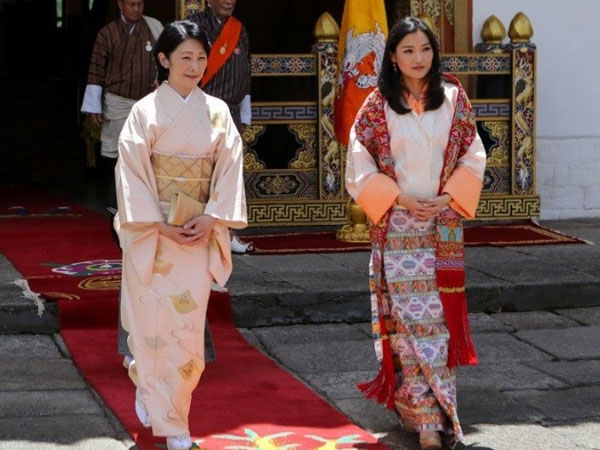 Hoàng hậu Bhutan đọ sắc Thái tử phi Nhật Bản nhưng 2 Hoàng tử nhỏ mới là tâm điểm chú ý