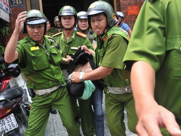Thanh niên dùng đá đánh CSGT trọng thương sau khi vi phạm luật giao thông