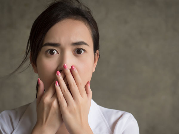 Thấy người phụ nữ giãy đành đạch trên đường, bạn trai tôi lặng lẽ nói một câu khiến người đó đứng vội lên, còn tôi thì hết hồn khi nhìn rõ khuôn mặt ấy