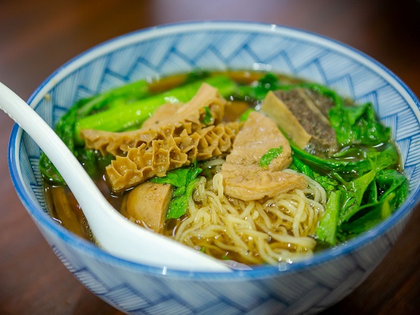 Đi ăn mì Hong Kong nổi tiếng, cô nàng chờ cả tiếng đồng hồ không có đồ ăn nhưng đáng sợ nhất là thái độ của nhân viên