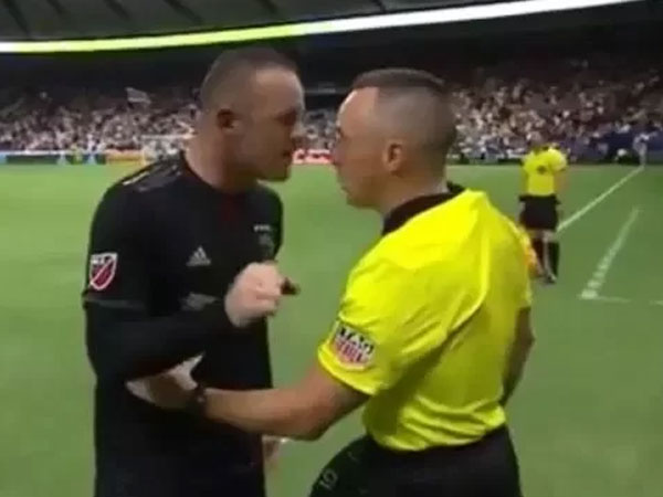 Video: Rooney trút giận vào trọng tài vì 'trận nào cũng bị phạm lỗi'