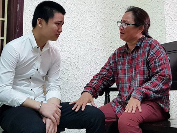 Thiếu niên đâm chết người vì bị nhắc vượt đèn đỏ bật khóc bên mẹ