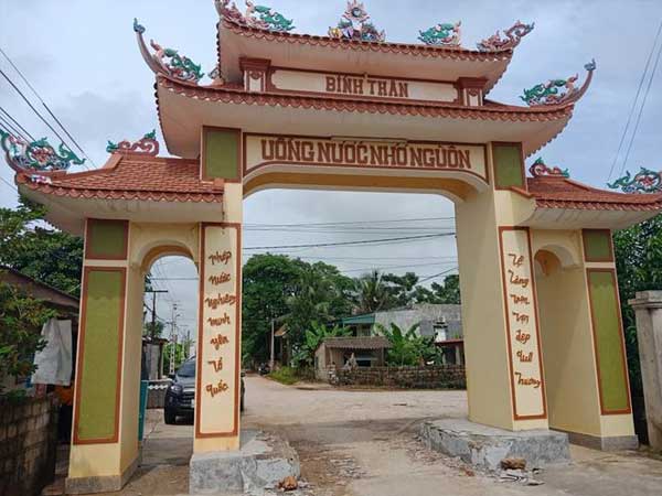 Dân đánh trống báo động, vây hơn 20 côn đồ xăm trổ tới đập phá cổng làng