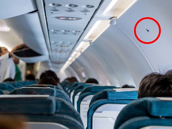 Bạn có biết ký hiệu tam giác nhỏ trên cabin máy bay là gì không, tại sao ngồi gần nó lại may mắn?