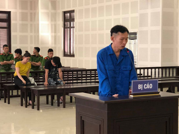 Nghi vợ ngoại tình, chồng ôm 2 quả mìn đến nhà giết vợ